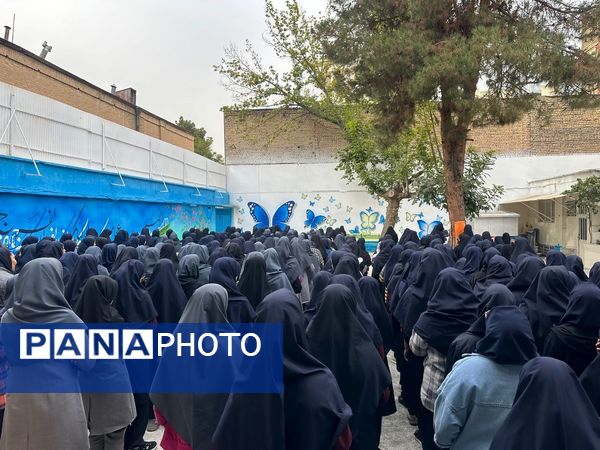 مراسم بزرگداشت شهید سیدحسن نصرالله و سردار شهید نیل فروشان در دبیرستان دخترانه امام حسین(ع) مشهد