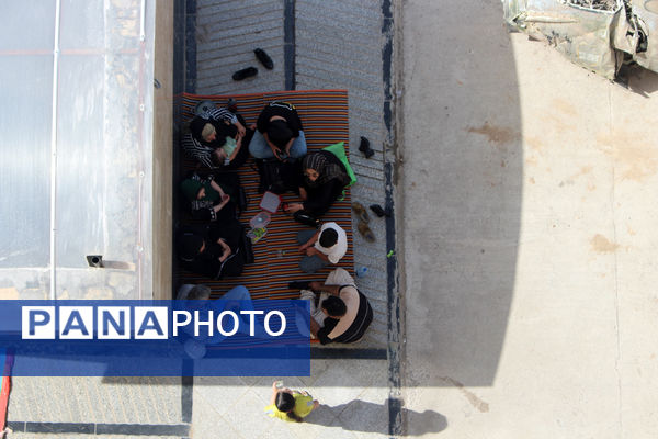 حضور گردشگران روز طبیعت در محوطه باغ‌موزه دفاع مقدس قم