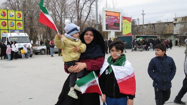 از نوجوان تا کهنسال؛ همه اقشار نورآباد در صف‌های متحد راهپیمایی ۲۲ بهمن