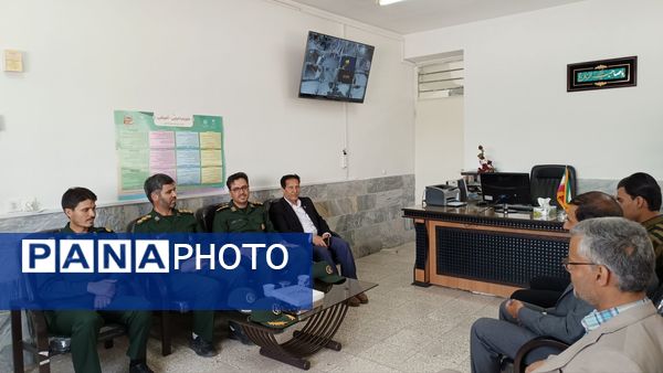 بازدید فرمانده بسیج دانش آموزی از دبیرستان شاهد صاحب الزمان 