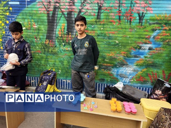  بازارچه دانش آموزی به مناسبت سالگرد پیروزی انقلاب اسلامی در دبستان پسرانه پاسدارن ناحیه ۳