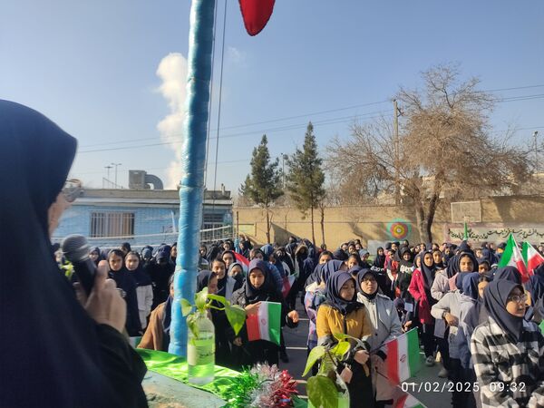 نواختن زنگ انقلاب در دبیرستان نوید ناحیه ۵ مشهد