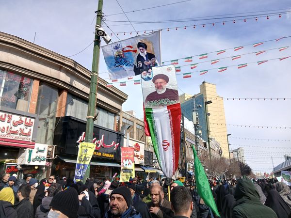حضور پرشور مردم مشهدی در راهپیمایی ۲۲ بهمن 
