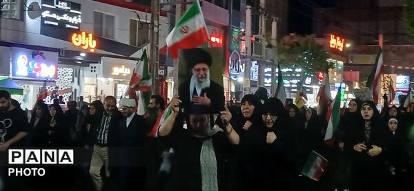 حضور پررنگ مردمان هشتگرد در راهپیمایی هرشب 