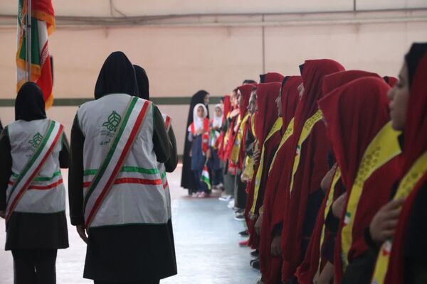 ثبت اثر انگشت هزار دانش‌آموز یزدی پای پرچم ایران