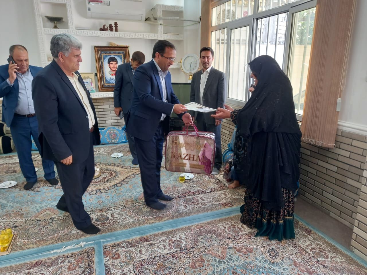 دیدار مدیرکل آموزش و پرورش کهگیلویه و بویراحمد با خانواده شهید علی‌زمان رمضانی به مناسبت هفته بزرگداشت مقام معلم