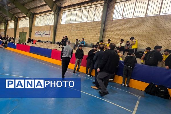 رقابت دانش‌آموزان رباط‌کریم در مسابقات بین مدرسه‌ای فوتسال