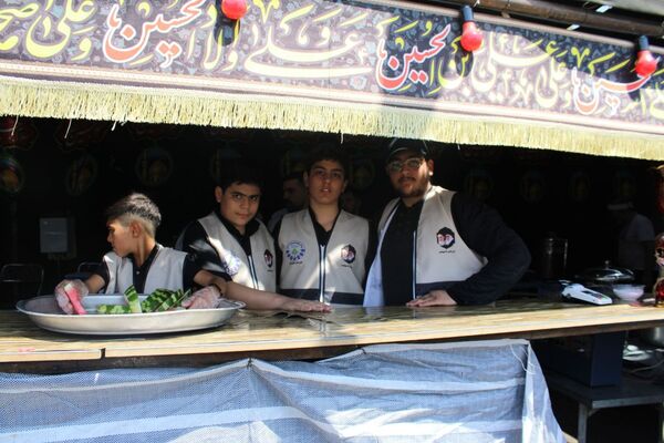 دانش‌آموزان در موکب دانش‌آموزی عشاق‌الحسین از زائرین کربلای معلی پذیرایی کردند