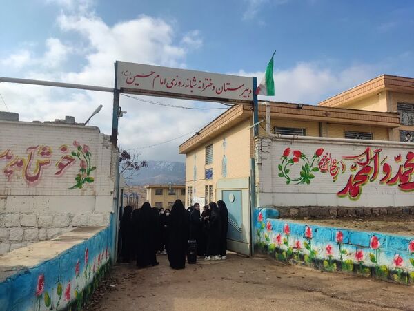 غبار‌روبی مزار شهدا در آستان مقدس امام زاده جعفر (ع) منطقه میانکوه 