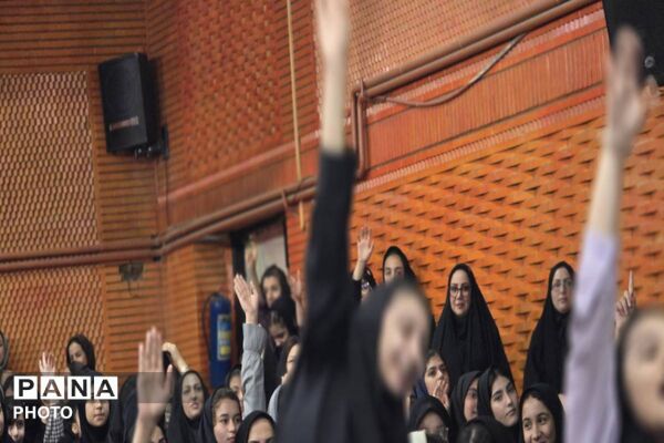 مراسم اعطای نشان سمپاد به دانش آموزان فرزانگان ورامین