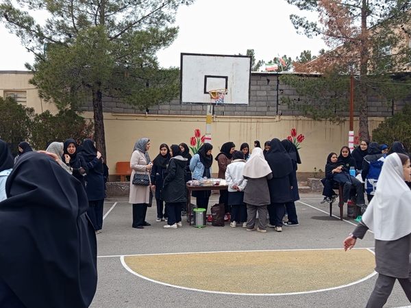 برپایی بازارچه دانش آموزی در دبیرستان شاهد هاجرشهرستان کاشمر