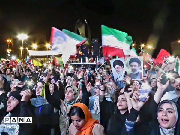 میدان انقلاب؛ جغرافیای همدلی در سایه سار نام میهن