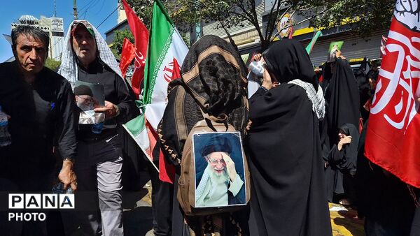 مشهد، در آغوشِ حرم، با رهبر شهید وداع کرد