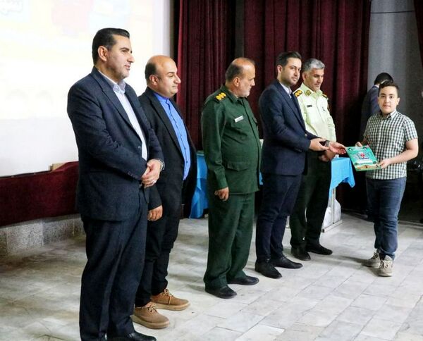 تجلیل از برگزیدگان دانش‌آموزی مسابقات فرهنگی و هنری جشنواره هما شهرستان دشتستان 