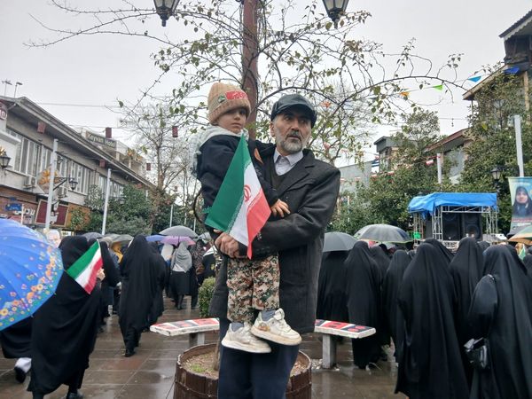 باران عشق وارادت به انقلاب همراه با باران‌ها ی نقره‌ای رشت