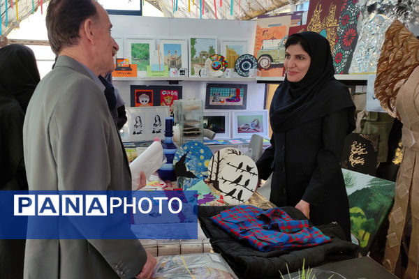 نمایشگاه آثار هنری هنرستان‌ها به‌مناسبت هفته مشاغل 