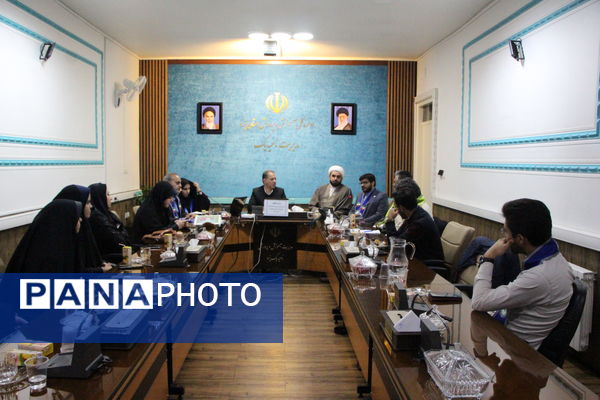 نشست ریاست سازمان دانش‌آموزی با مدیر آموزش و پرورش ناحیه یک یزد