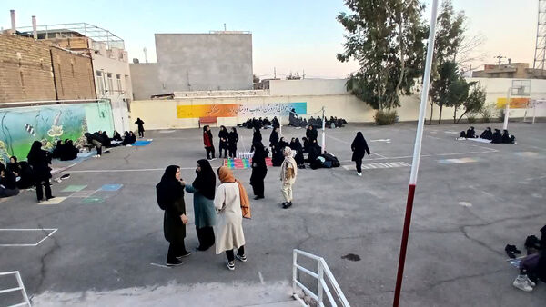 دورهمی دانش‌آموزان مدرسه حضرت رقیه(س) روستای صرم در ضیافت افطاری