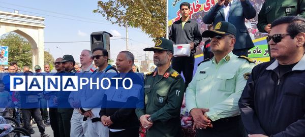 همایش پیاده‌روی خانوادگی به‌مناسبت هفته دفاع مقدس در نیشابور