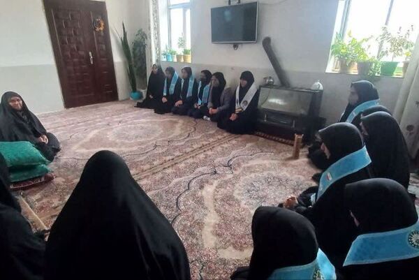 دیدار دانش آموزان آموزشگاه های شهید طاهری و عفاف شهر چنار با خانواده شهید شفیعی
