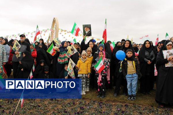 حضور گسترده اقشار مختلف مردم پردیس در راهپیمایی ۲۲ بهمن