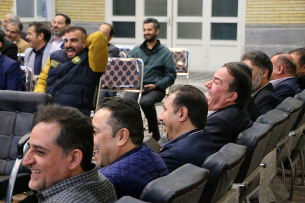 نشست صمیمی‌ دانش‌آموختگان دبیرستان امام رضا(ع) قم در هیات خادم الرضا(ع)