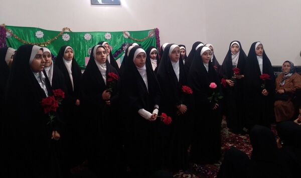 بوسه بر دستان مادر در دبیرستان والدین آناخاتون