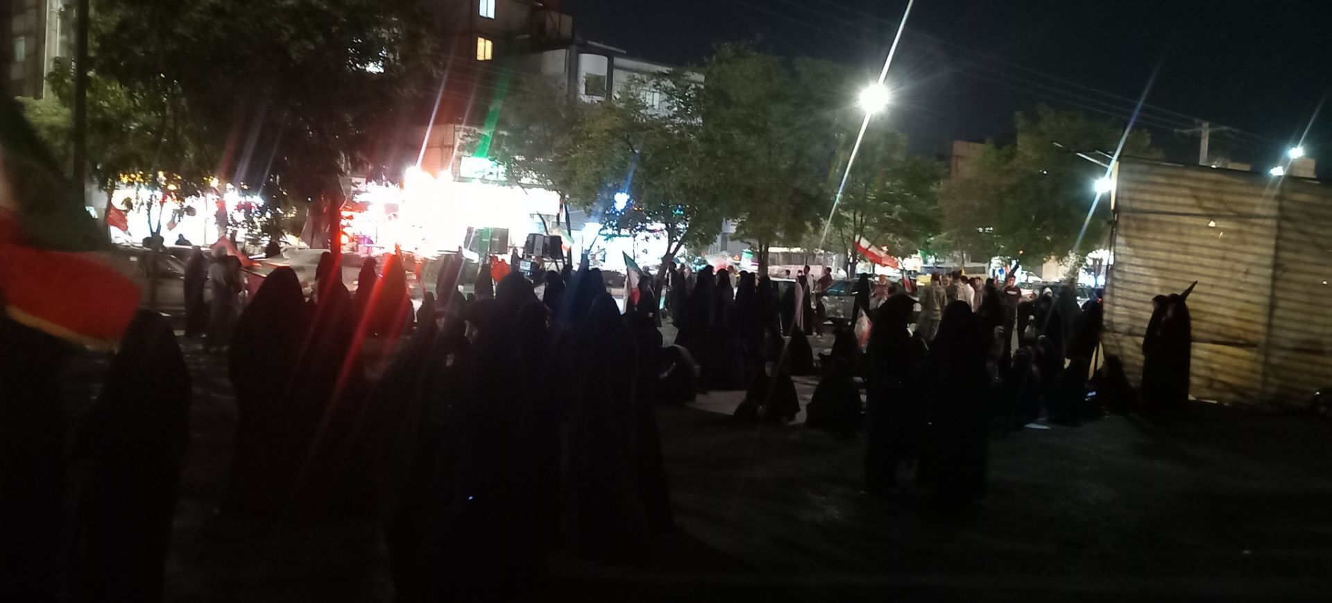 روایتی از شب های ایستاده گی مردم در بلوار توس مشهد