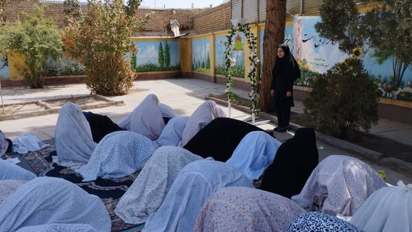 آیین نواختن زنگ نماز در مدرسه فرهنگ شهرستان خلیل آباد 