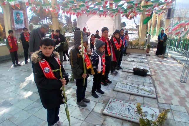 ادای احترام دانش‌آموزان پیشتاز البرزی به مقام شامخ شهدا در دهه فجر 