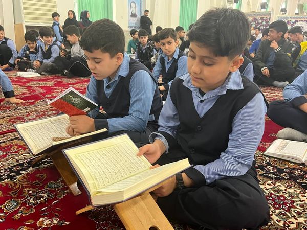 تلاوت آیات نور بخش قرآن در ایام بهار قرآن 