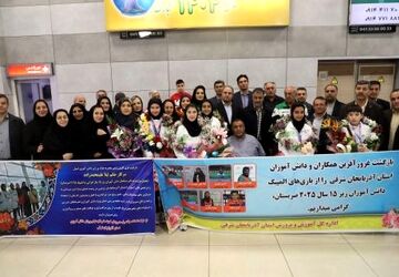 دانش‌آموز قهرمان المپیک در یک اقدام اخلاق‌مدارانه، مدال خود را به «مادران» ورزشکاران تقدیم کرد