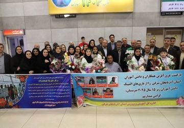 دانش‌آموز قهرمان المپیک در یک اقدام اخلاق‌مدارانه، مدال خود را به «مادران» ورزشکاران تقدیم کرد