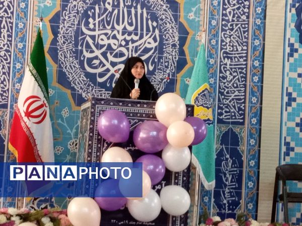 دکلمه‌خوانی دانش‌آموزان در مقابل مادران شهرستان قدس به‌مناسبت روز مادر