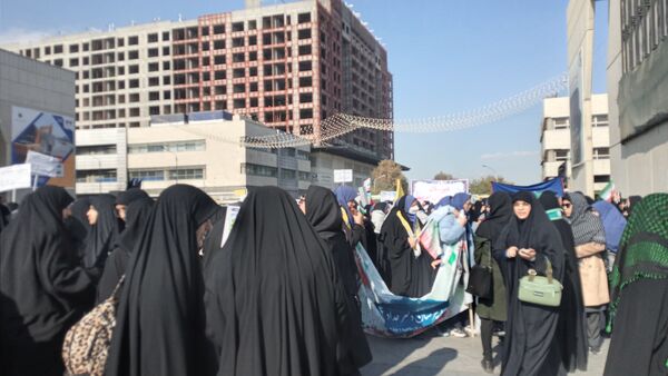 راهپیمایی به مناسبت ۱۳ آبان در میدان شهدا 
