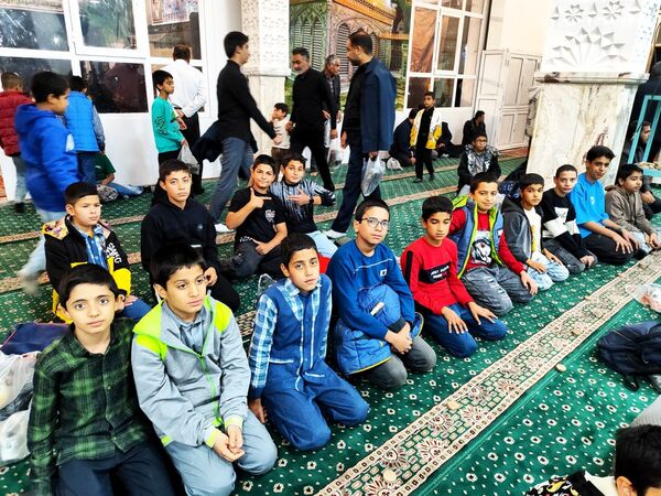 حضور دانش‌آموزان دبستان پسرانه فضیلت در نمایش آیینی یاس نبوی