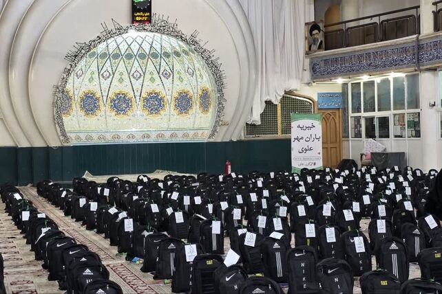 اهدای۳ هزار بسته لوازم‌التحریر به یاد دانش‌آموزان شهید میناب