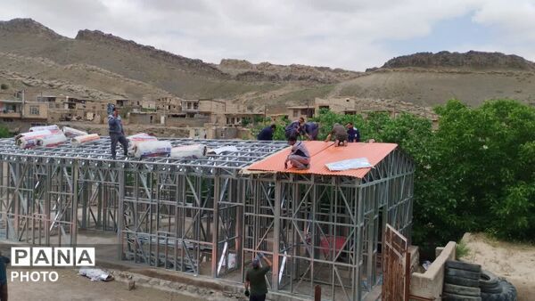 عملیات نصب سقف آموزشگاه های شهرستان مرزی کلات 