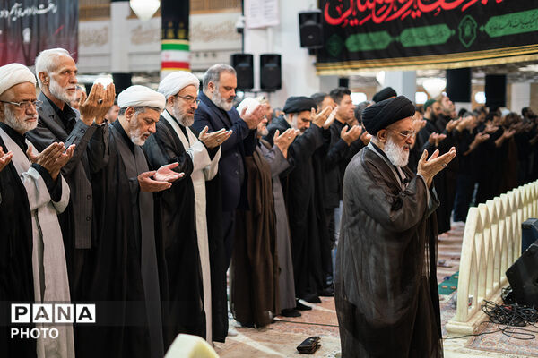 حضور باشکوه عزاداران عاشورایی در نماز جماعت ظهر
