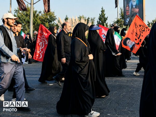 چشم‌های گریان نوجوانان در سوگ پدر امت