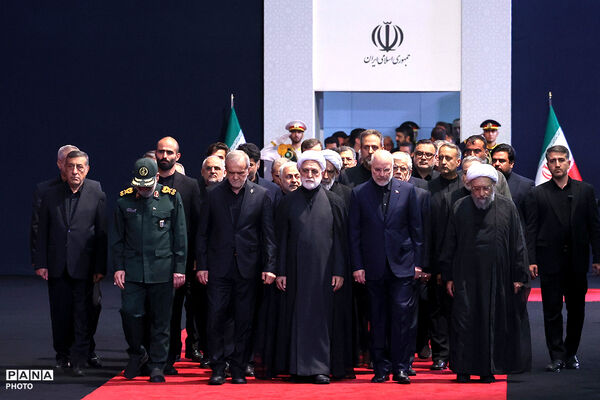 ادای احترام سران قوا و جمعی از مسئولان نظام بر پیکر مطهر رهبر شهید انقلاب