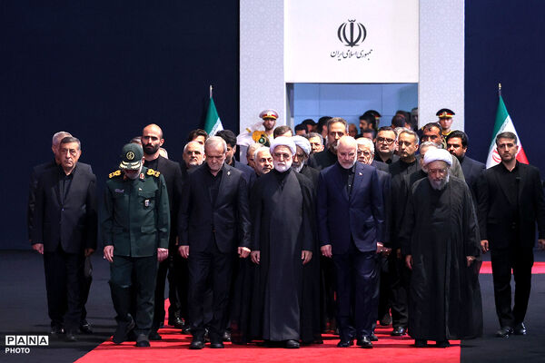 ادای احترام سران قوا و جمعی از مسئولان نظام بر پیکر مطهر رهبر شهید انقلاب