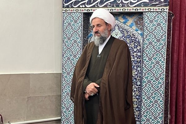 برپایی نماز جماعت همراه با بزرگداشت و تجلیل از مقام‌آوران دانش‌آموزی مدرسه نمونه دولتی ارشاد