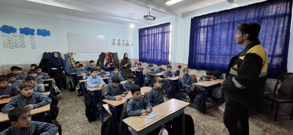 آموزش مصرف درست گاز همزمان با سرد شدن هوا در دبستان ملاصدرا در شهرستان قدس