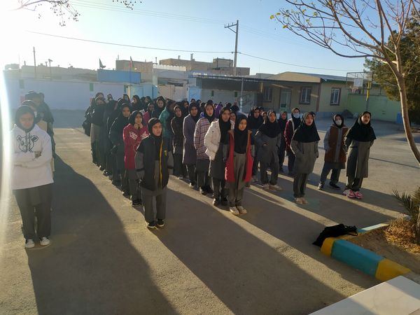 مراسم صبحگاه در دبیرستان دخترانه امید 