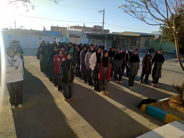 مراسم صبحگاه در دبیرستان دخترانه امید 