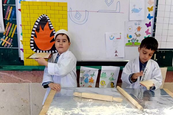  تدریس حرف «ن» با تجربه نان‌پزی در مدرسه صاحب‌الزمان رباط‌کریم