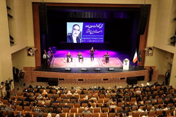 سند هویتی استاد ایرج افشار در یزد رونمایی شد