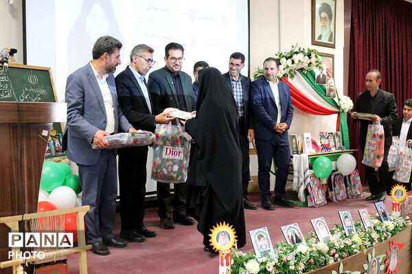 تقدیر از منتخبین حوزه ابتدایی توسط مدیر کل آموزش پرورش 