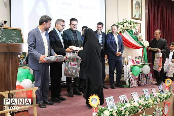 تقدیر از منتخبین حوزه ابتدایی توسط مدیر کل آموزش پرورش 